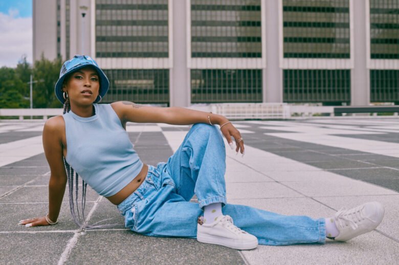 Ragazza in posa davanti all'obiettivo in street style