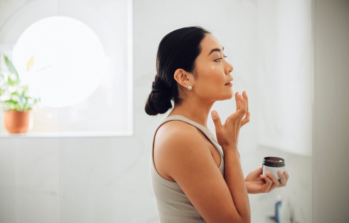Una donna asiatica sta facendo la sua beauty routine in bagno