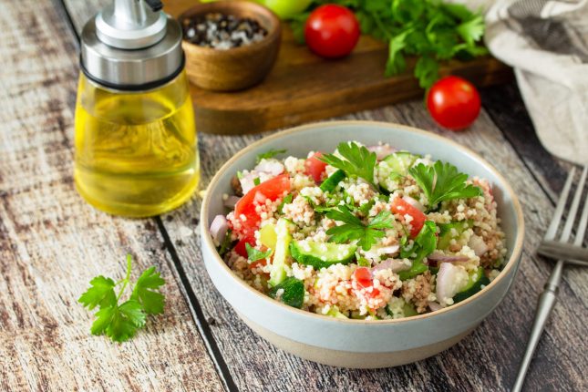 Insalata di quinoa, tonno e curcuma
