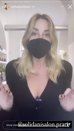 Stefania Orlando accerchiata dai fan