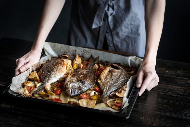 Branzino al forno con pomodorini capperi e olive