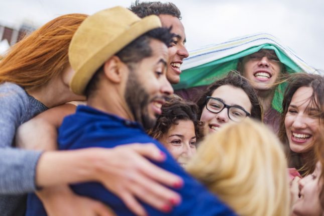 amici abbracciati che fanno festa
