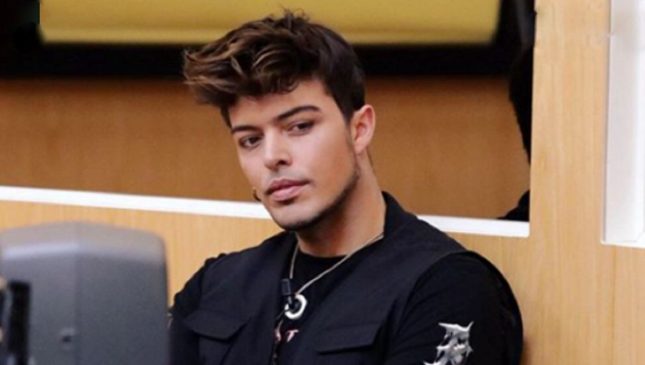 Stash: il cantante indagato per ricettazione
