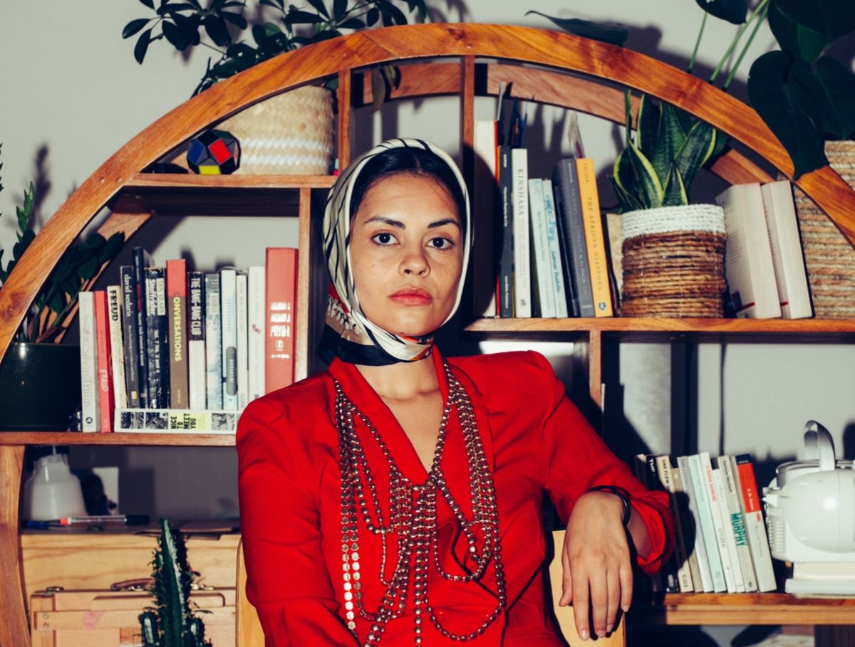 Ragazza fotografata davanti alla sua libreria