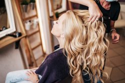 3 cose da sapere prima di tingersi i capelli in estate