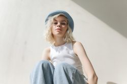 Bagno di colore: come colorare i capelli biondi e scuri