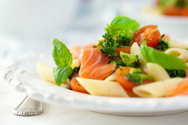 Pasta fredda con salmone affumicato