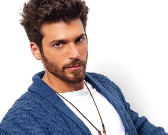 Can Yaman assalito dalle fan: l’appello della manager