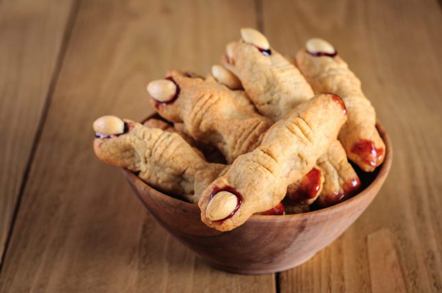 Dita mozzate ricreate con la pasta come ricetta per Halloween