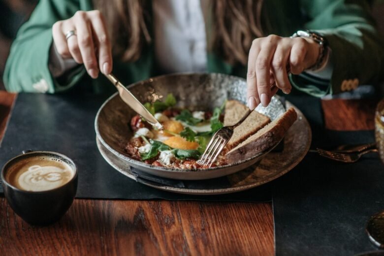 Ragazza sta facendo colazione con dei toast salati