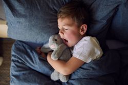 Come vestire i bambini per dormire