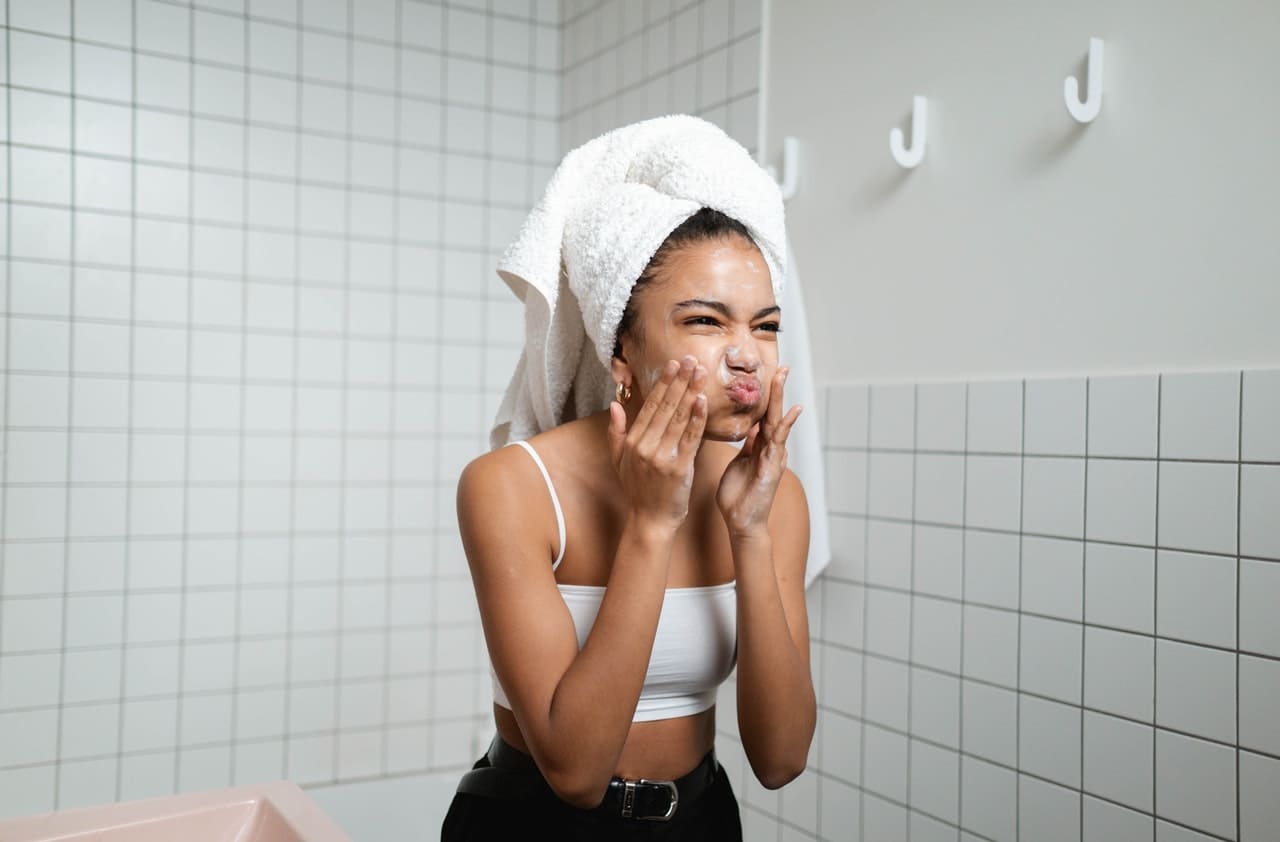 Applicare la crema viso e corpo Applicare la crema viso e corpo