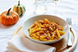 Pasta con zucca e speck cremosa