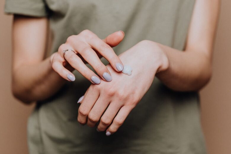 Cura delle mani screpolate