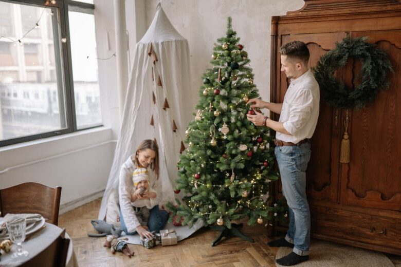fare l'albero di natale in famiglia