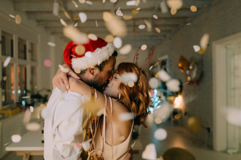 coppia che si bacia a capodanno