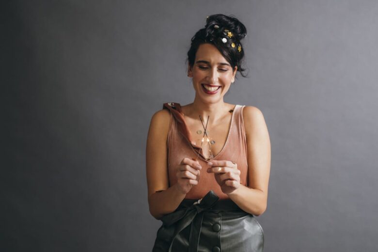 ragazza sorridente che festeggia capodanno