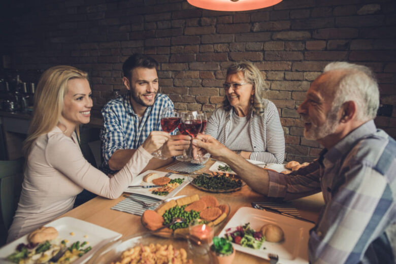 coppia che cena con i genitori