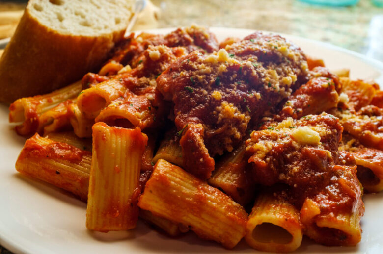 piatto di pasta al ragù