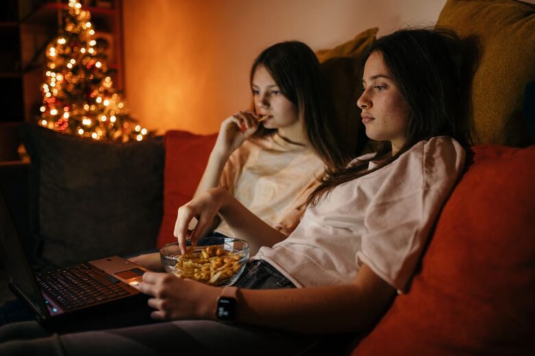 amiche che guardano una serie tv