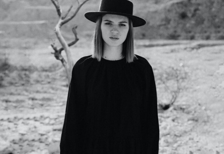 Ragazza alla moda con cappello