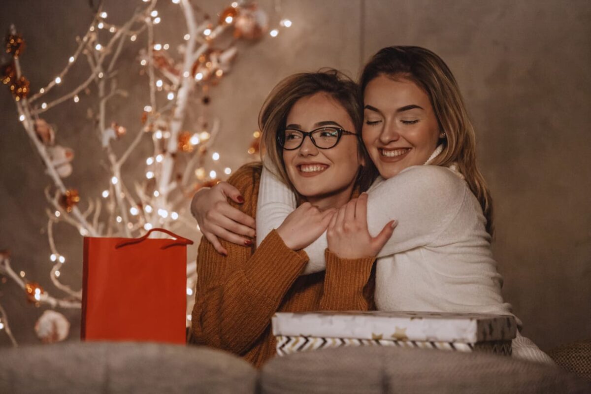 amiche che si scambiano i regali