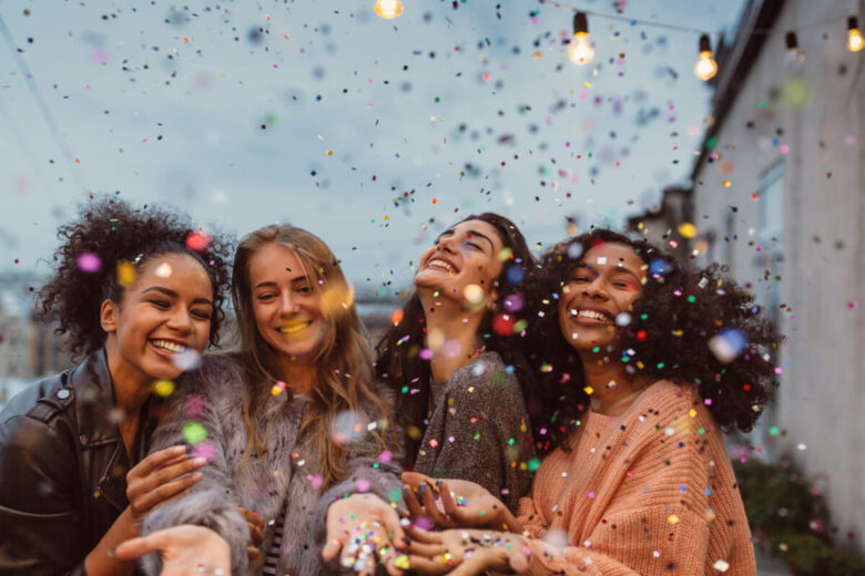 ragazze felici che festeggiano con coriandoli