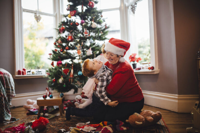 Nonna e nipote il giorno di natale