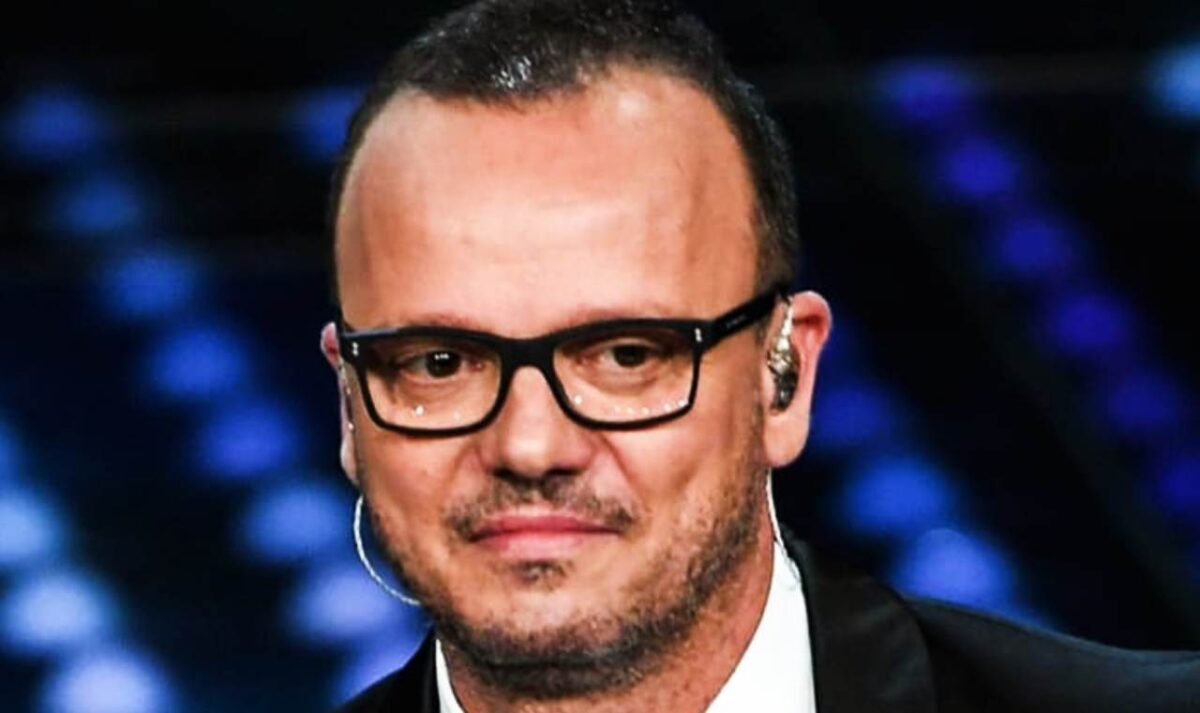 Gigi D’Alessio, il retroscena: dovrebbe cambiare fidanzata perché…