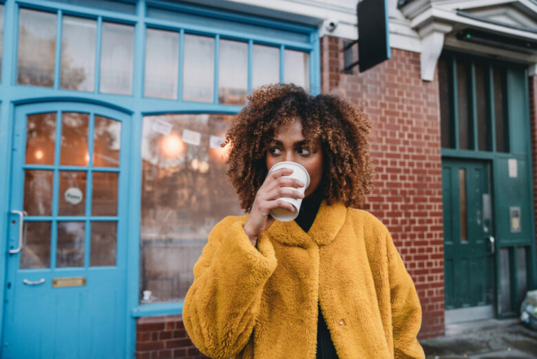 Ragazza che beve caffè