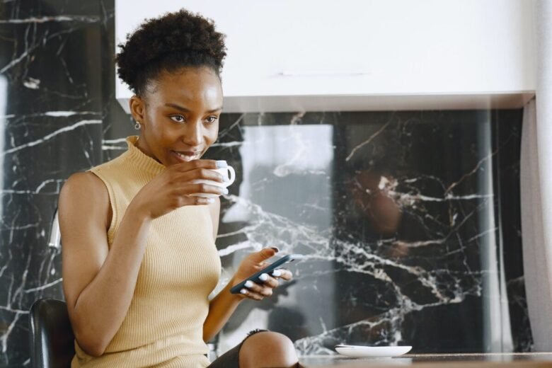 ragazza che beve caffè