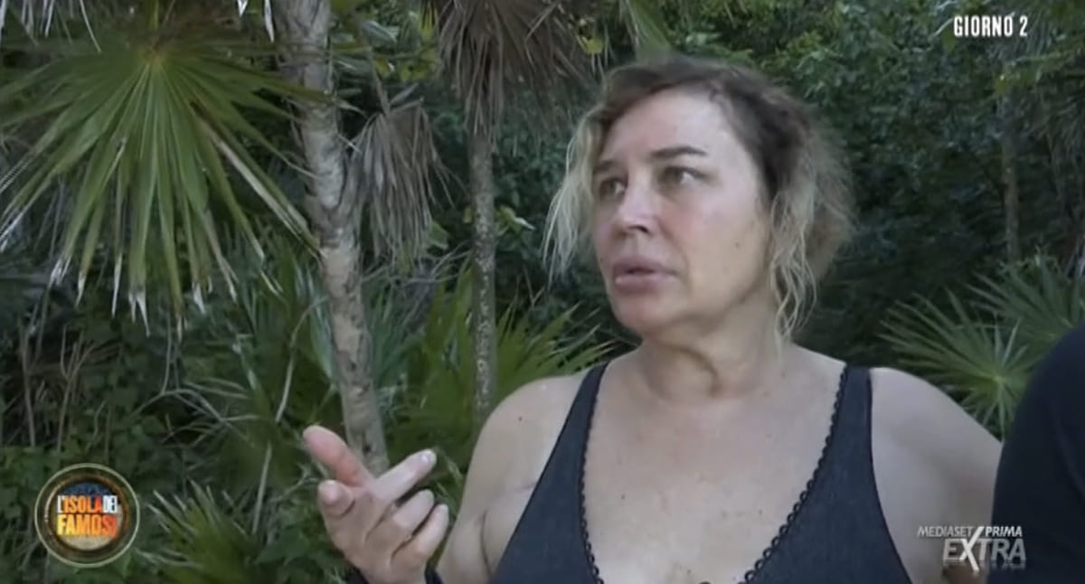 Isola dei Famosi, incidente per Lory Del Santo: cade e sbatte…