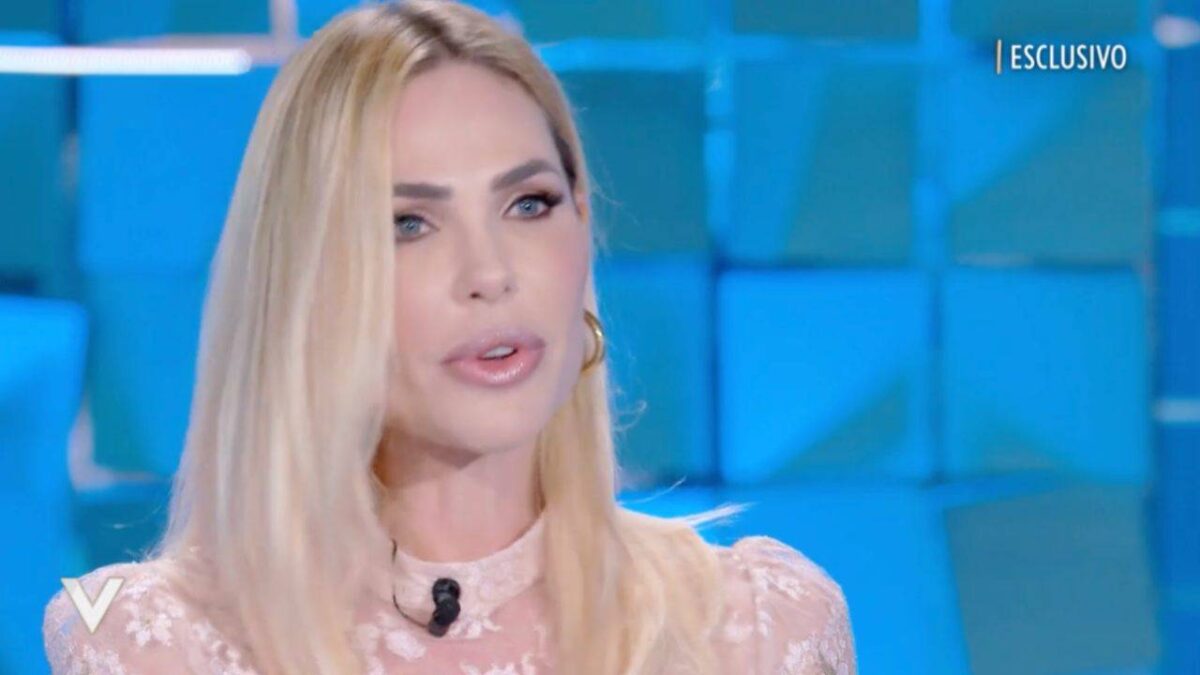 Selvaggia Lucarelli attacca Ilary Blasi: furiosa per il gesto in treno