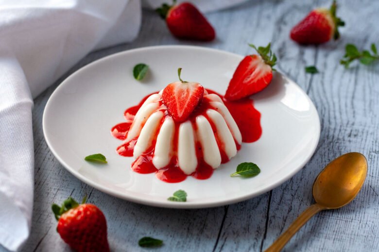 Panna cotta con salsa alle fragole