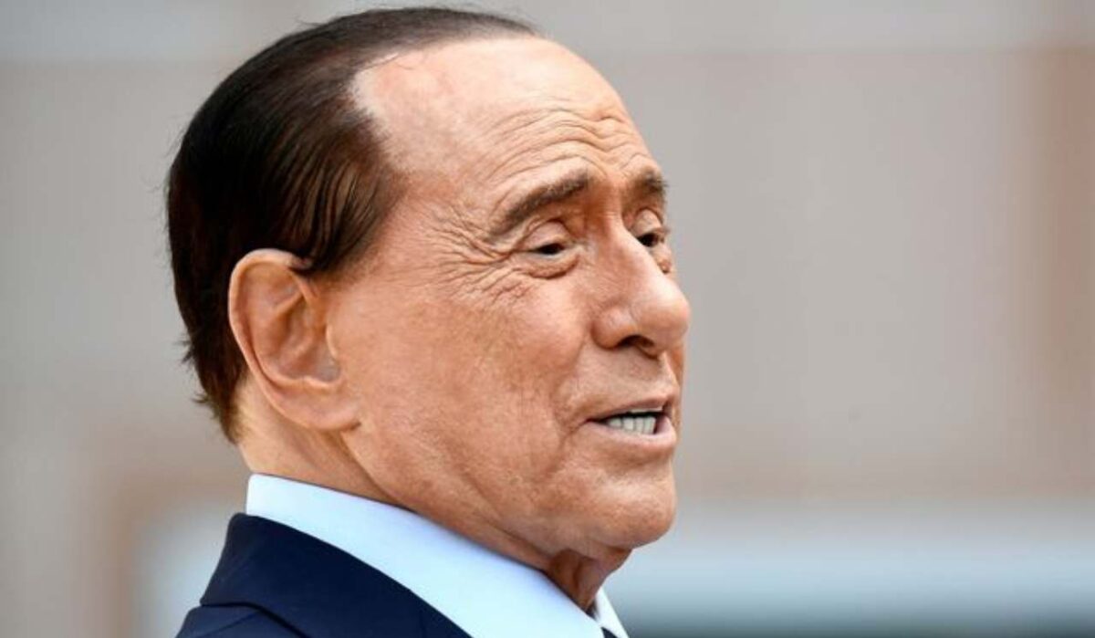 Funerali di Berlusconi, Maria De Filippi in bianco: ecco perchè