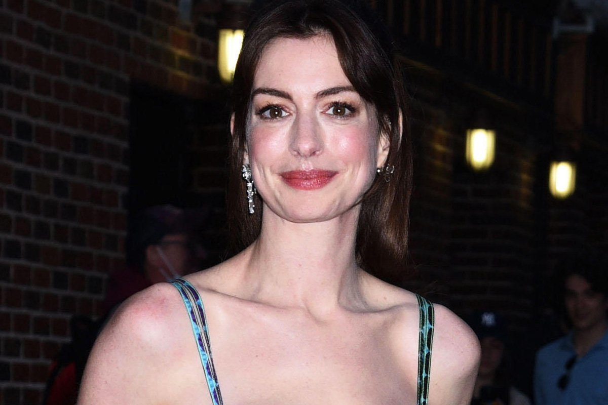 Nuovi trend: Coastal Grandmother. Scopriamolo con Anne Hathaway