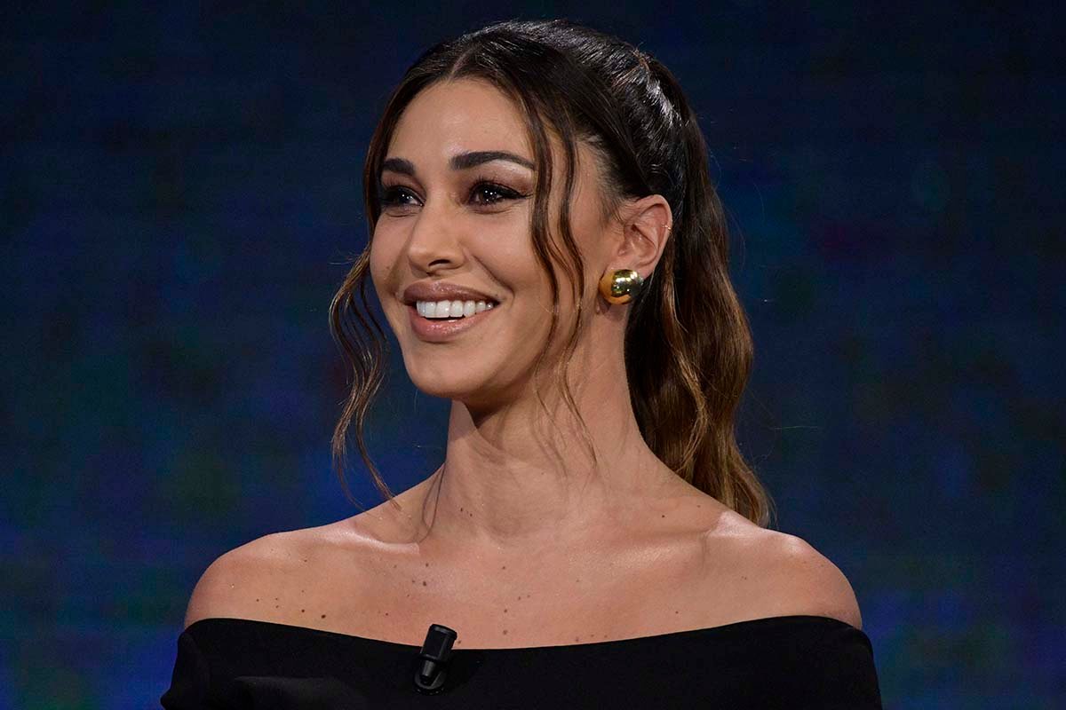 Belen Rodriguez: che passione per le borse! E con la Chanel verde…