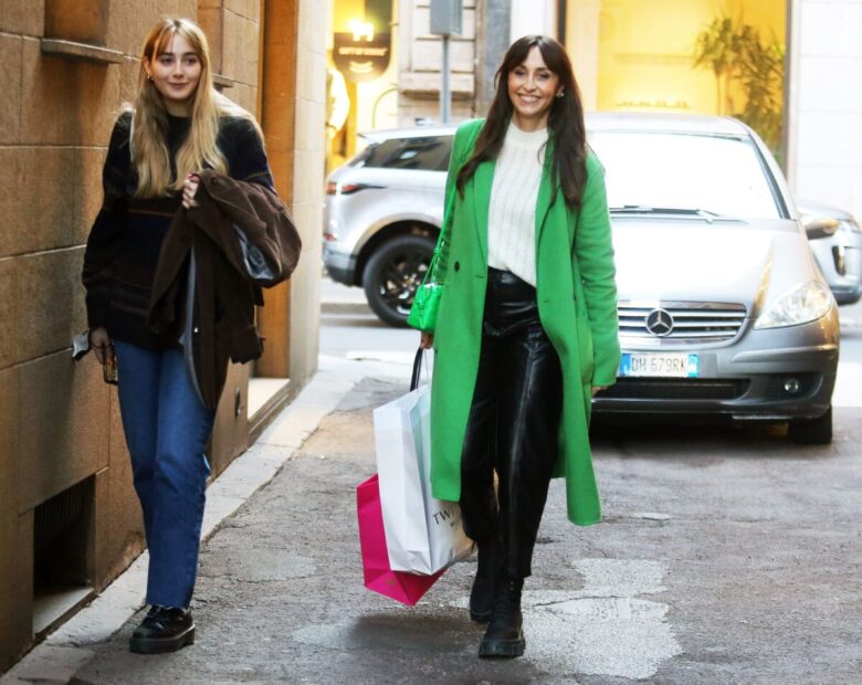 Benedetta Parodi che fa shopping insieme alla figlia in via Montenapoleone a Milano
