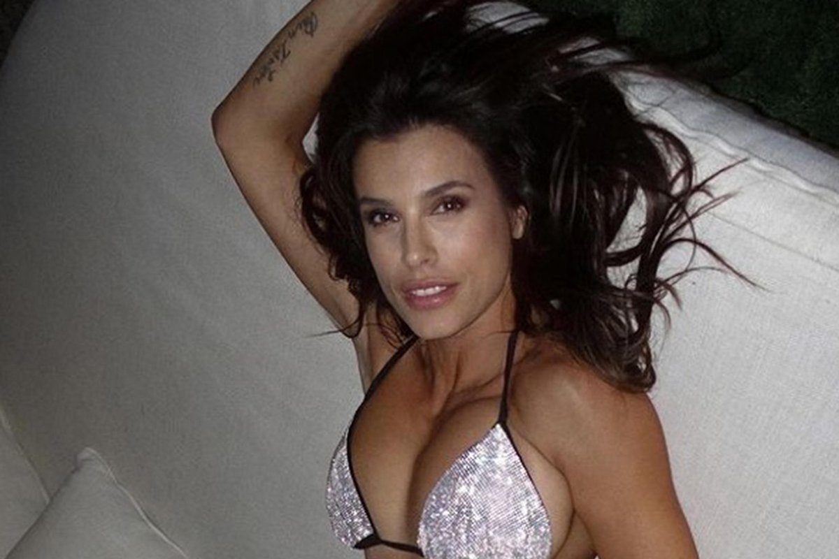 Elisabetta Canalis manda tutti in tilt con il “bikini da sera”