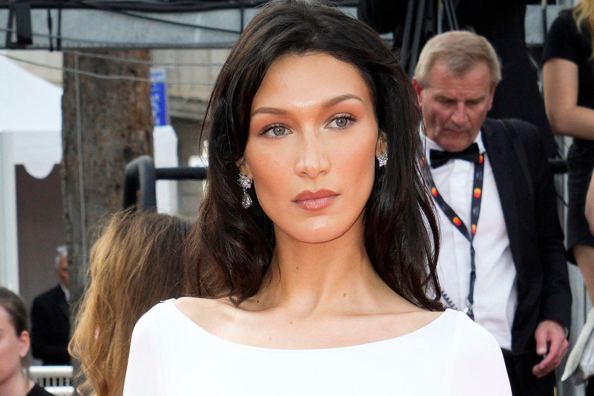 Cannes, Bella Hadid incanta con un abito vintage (ma senza reggiseno)