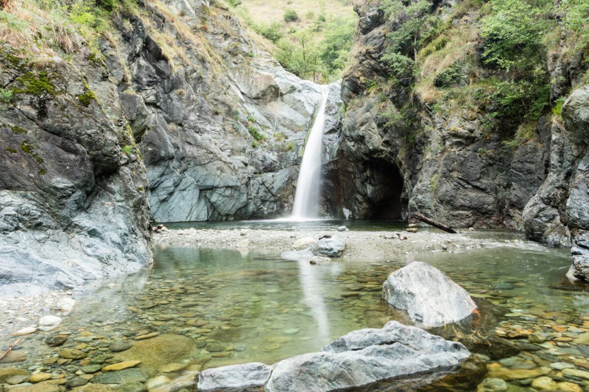 Il Lago di Viverone è il terzo lago per estensione del Piemonte. Recentemente riscoperto, solo da pochi anni le sue acque sono state ‘promosse’ e certificate parzialmente balneabili. Questo specchio d’acqua è diventato un punto di riferimento per i piemontesi che, nei fine settimana, si recano qui per godere di un po’ di relax. Il Lago di Viverone è tra il canavese e il biellese, quindi a metà strada sia da Torino sia da Milano. Meta ideale anche per le famiglie, le sponde del lago offrono lidi attrezzati, bar e ristoranti, ma anche campeggi e circoli che organizzano sport acquatici. Il Lago di Viverone è il terzo lago per estensione del Piemonte. Recentemente riscoperto, solo da pochi anni le sue acque sono state ‘promosse’ e certificate parzialmente balneabili. Questo specchio d’acqua è diventato un punto di riferimento per i piemontesi che, nei fine settimana, si recano qui per godere di un po’ di relax. Il Lago di Viverone è tra il canavese e il biellese, quindi a metà strada sia da Torino sia da Milano. Meta ideale anche per le famiglie, le sponde del lago offrono lidi attrezzati, bar e ristoranti, ma anche campeggi e circoli che organizzano sport acquatici.