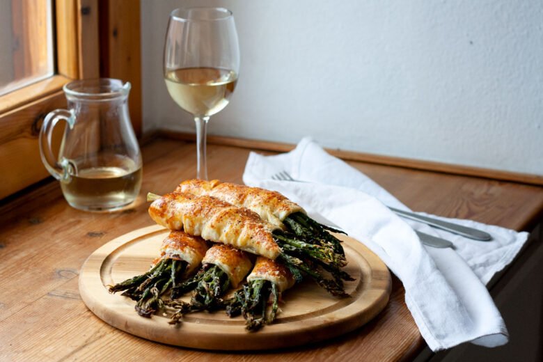Involtini di pasta sfoglia con asparagi e prosciutto