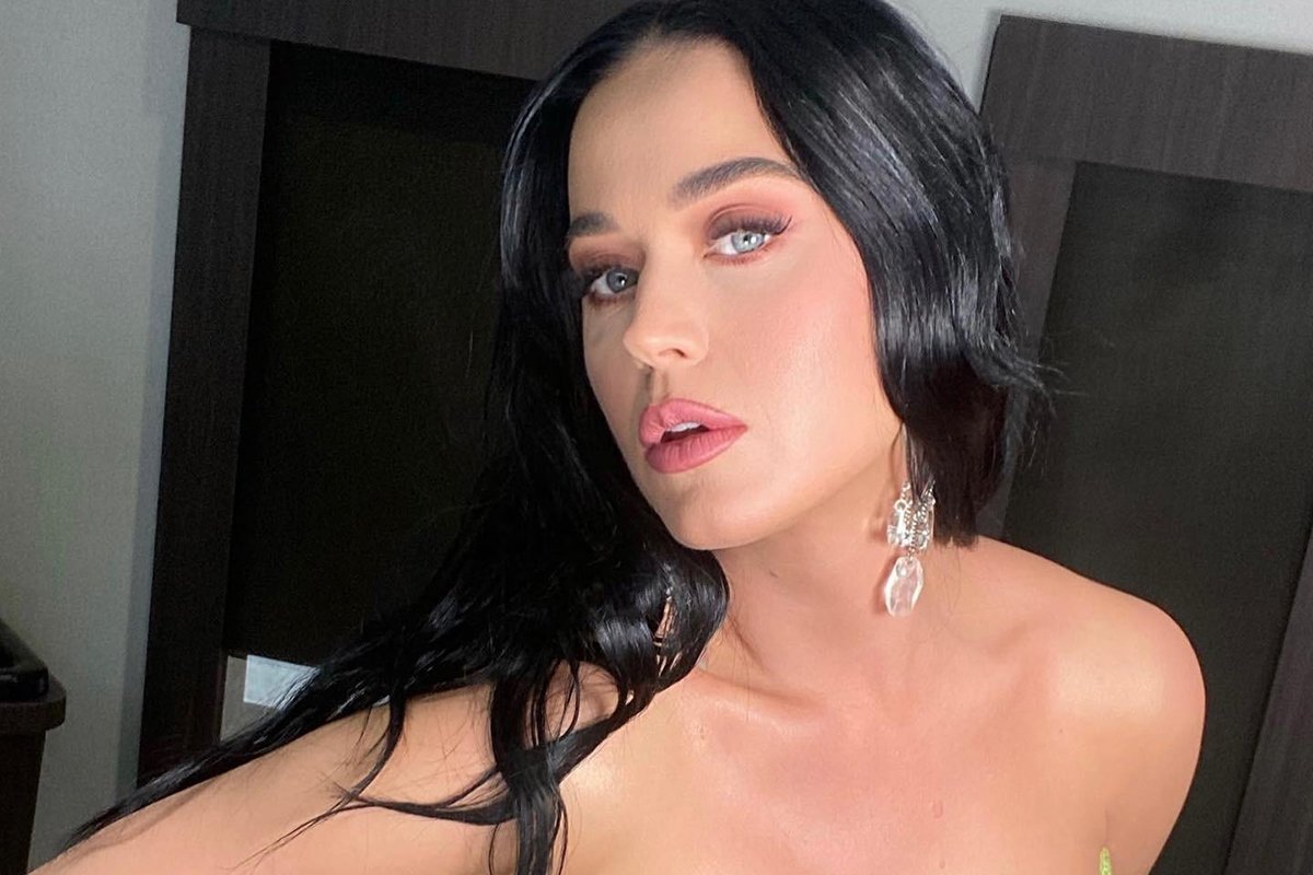 Katy Perry, che sirenetta! Ma cade in diretta tv e mostra l’intimo