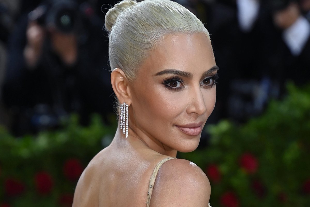 Bufera su Kim Kardashian per l’abito di Marilyn Monroe: come si difende