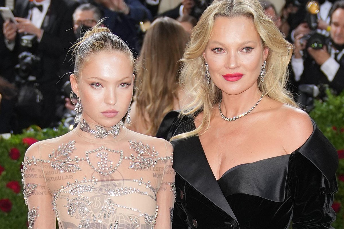 Lila Moss, la figlia di Kate Moss contro i tabù: cosa porta sotto il vestito