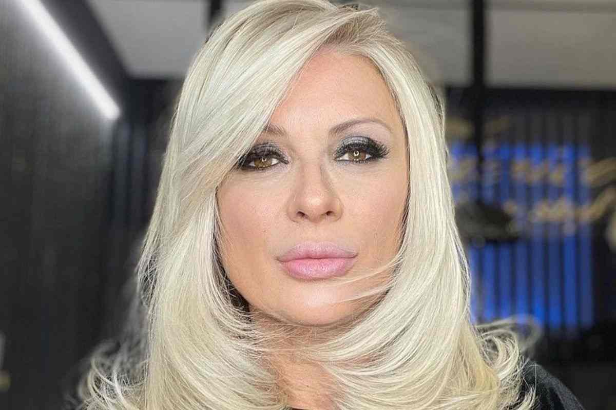 Tina Cipollari cacciata da Mediaset? L’opinionista risponde furiosa