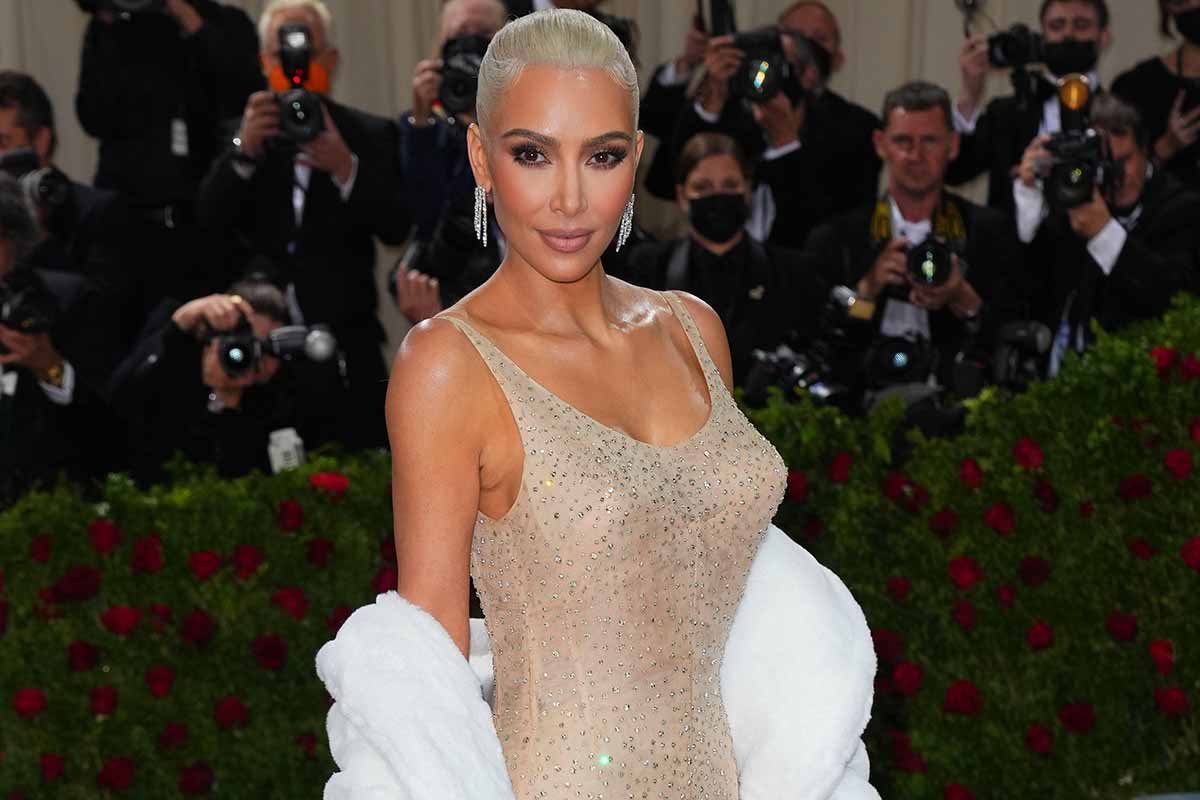 Kim Kardashian ha rovinato l’abito di Marilyn Monroe? I video che lo provano