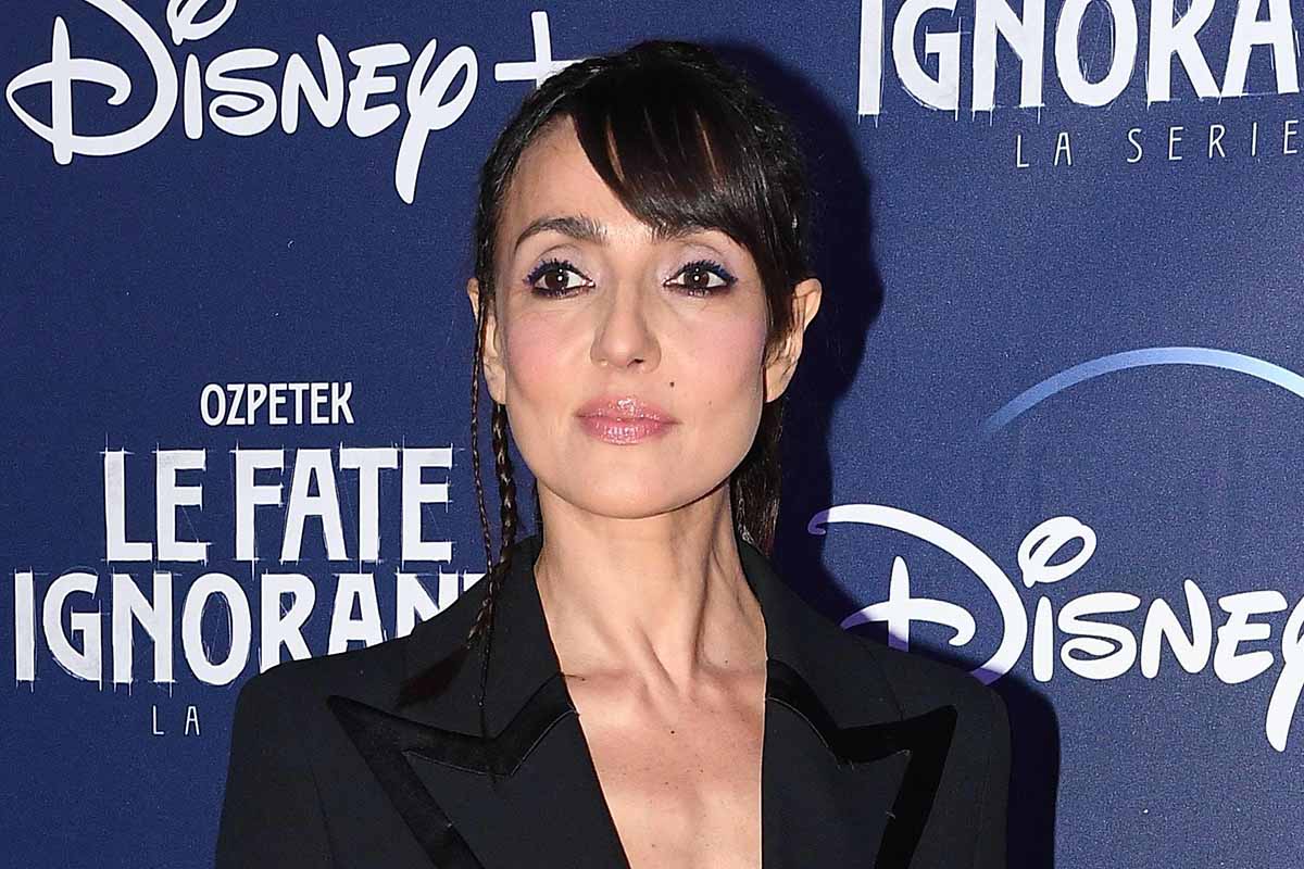 Ambra Angiolini irriverente: la sua t-shirt costa più di 500 euro!