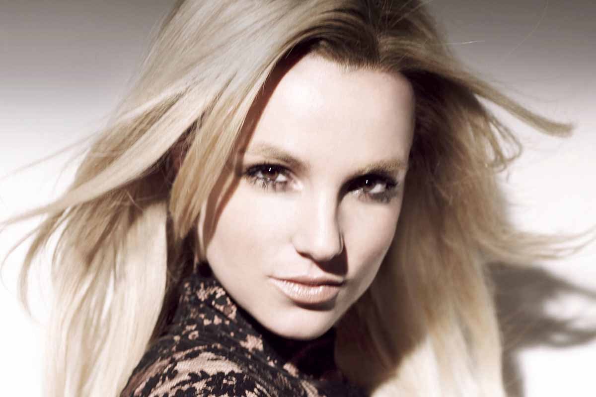 Britney Spears cambia look dopo le nozze: capelli corti e bikini tricolore