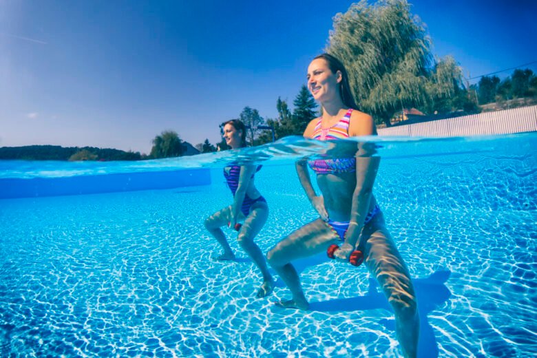 ragazze che fanno Esercizi di acquagym